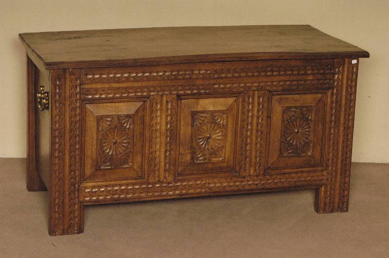 Flachdeckeltruhe, deutsch, um 1920, Eiche massiv, im Stil von 1780, auf Stollen, Front mit 3 kassettierten FÜllungen, geschuppt, sehr guter ...