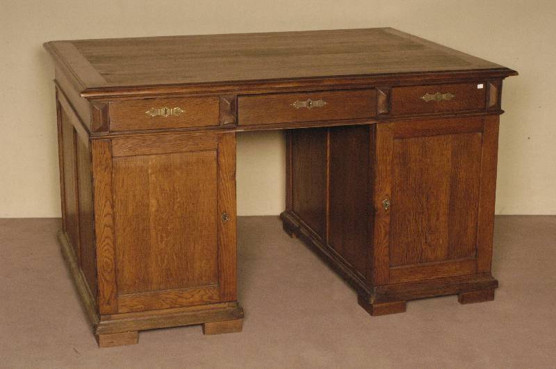 Partnerschreibtisch, deutsch, um 1900, Eiche massiv, 4-tÜrig, dahinter mit Ablage, unter der Arbeitsplatte 3 Schubladen, 2-seitig, Arbeitsplatte ...