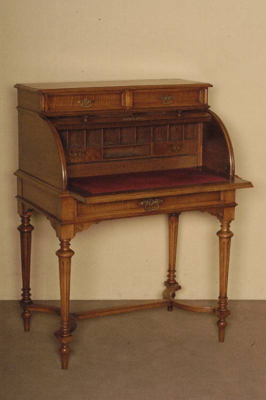 Damenschreibtisch, deutsch, um 1880, GrÜnderzeit, Korpus Weichholz, Nußbaumfurnier, runde konische Beine kanneliert, verbunden durch ...