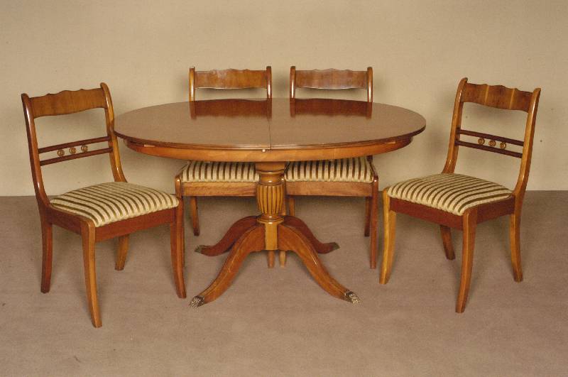 Tisch und 4 StÜhle, england, um 1970, StÜhle aus hellem Eschenholz, SÄbelbeine, RÜckenlehne brettfÖrmig verstrebt, original Bezug, ovaler ...