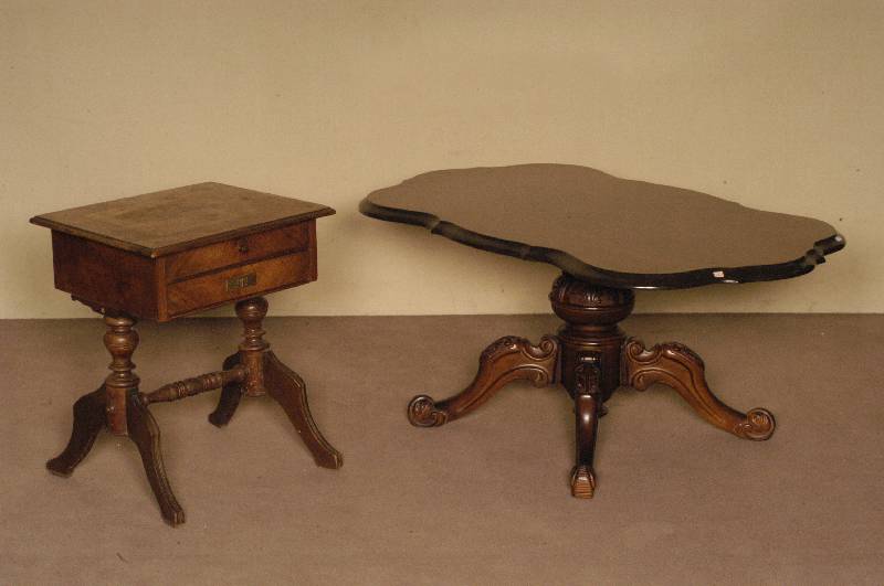 Couchtisch, deutsch, um 1960, Barockstil, Platte Nußbaum, z.T. Nußbaumfurnier, balusterfÖrmiger Fuß, 4-fach ausladend, brezelfÖrmige Platte, ...