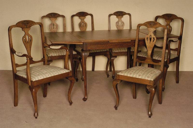 Tischgruppe, Holland um 1910, bestehend aus Tisch, 4 StÜhlen und 2 ArmlehnstÜhlen, Barockstil, Eiche massiv, Tisch ausziehbar, stark gebogene ...