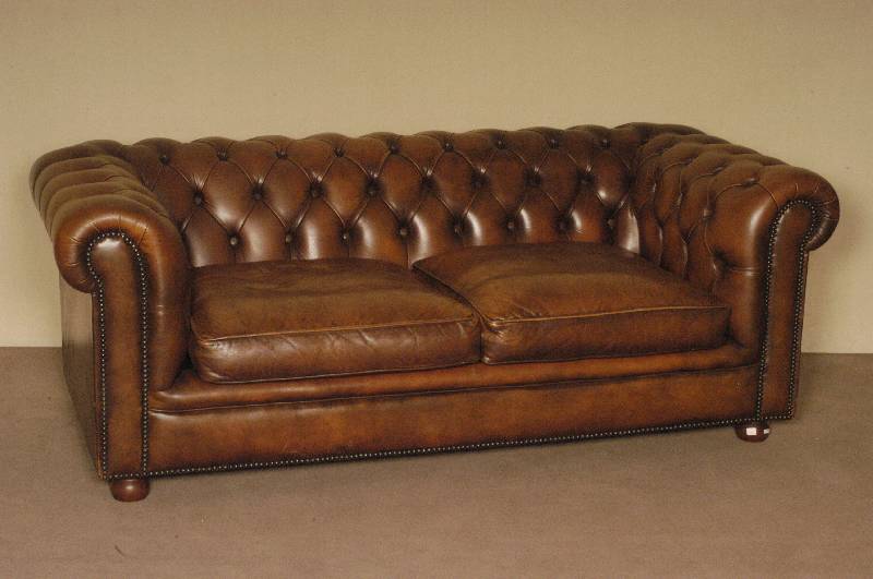 3-sitzer Chesterfield Sofa, wohl England, 60er /70er Jahre, braunes Rindsleder von guter QualitÄt, lose Kissen, RÜcken und Seiten geheftet und ...
