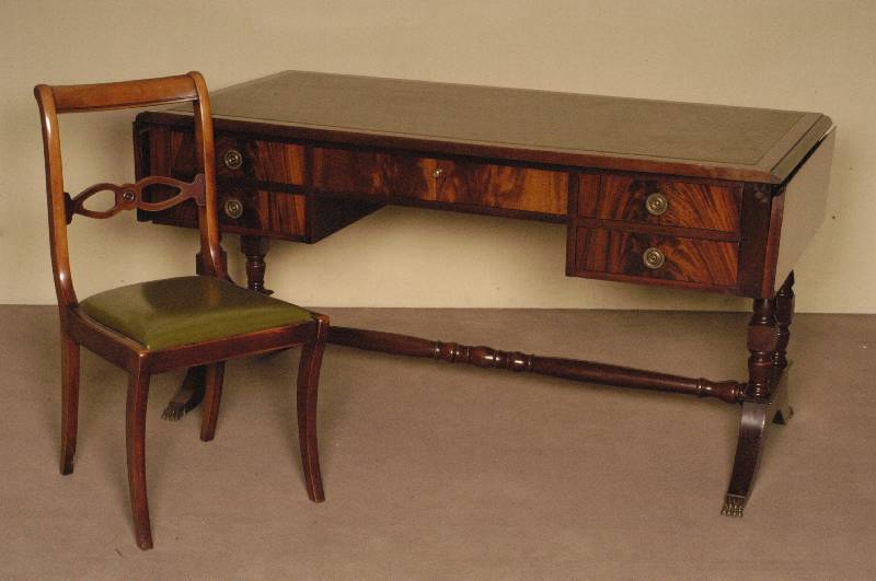 Schreibtisch, England, um 1960, Sheratonstil, Korpus Tischlerplatte, Mahagonifurnier, mit passendem Stuhl, dieser mit grÜnem Kunstlederbezug, ca. ...