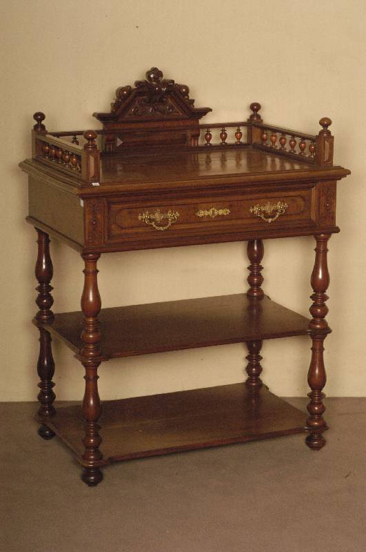 Etagere, deutsch, um 1880, GrÜnderzeit, Korpus Weichholz, Nußbaum massiv, z.T. Nußbaumfurnier, aufgebaut mit gedrechselten VollsÄulen, auf ...