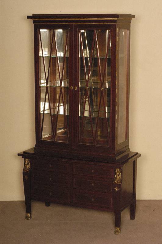 Vitrine, deutsch, um 1905, Empirestil, Korpus Weichholz, Mahagoni massiv, z.T. Mahagonifurnier, auf konischen Beinen, Unterteil 6-schÜbig, ...
