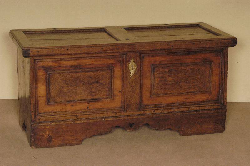 Truhe, deutsch/wohl Pfalz, um 1780, Weichholz, z.T. Eiche massiv, Front mit aufgesetzer EichefÜllung, original Fußteil in der Mitte herzfÖrmig ...
