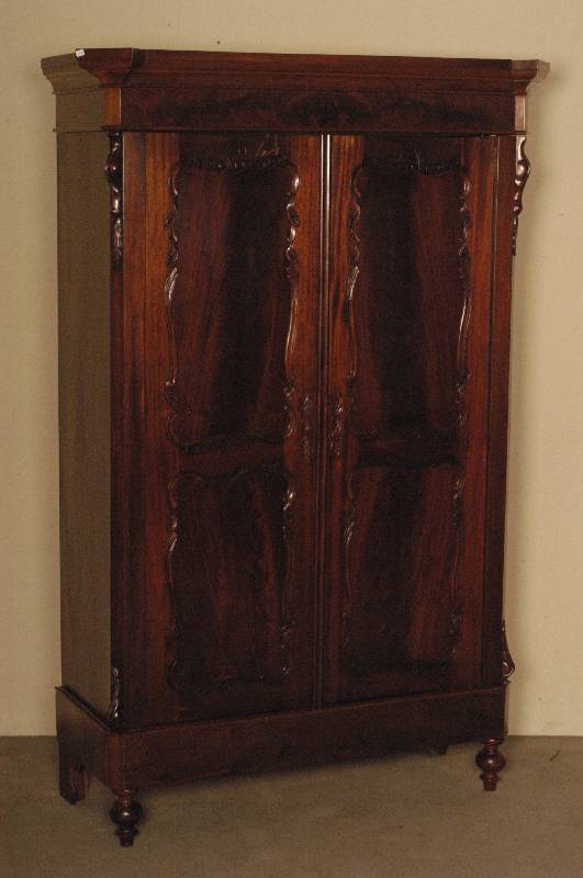 Schrank, Holland, um 1870, Mahagoni massiv, z.T. Mahagonifurnier, RÜckwand Weichholz, auf KugelfÜßen, abgeschrÄgte Ecken, auslaufend in ...