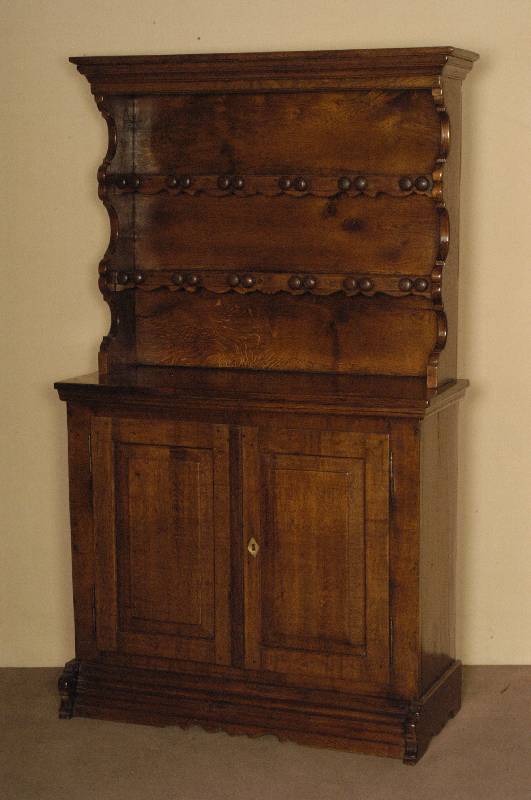 Kannenstock, deutsch/wohl Westfalen, um 1780, Eiche massiv, Unterteil 2-tÜrig, mit dahinterliegenden RegalbÖden, Kufen und Fußleiste wohl ...