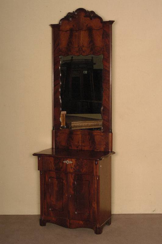 Halbschrank mit Spiegelaufsatz, deutsch, um 1870, Korpus Weichholz, Mahagonifurnier, 2 TÜren mit BrezelfÜllungen, eine Schublade, restauriert ...