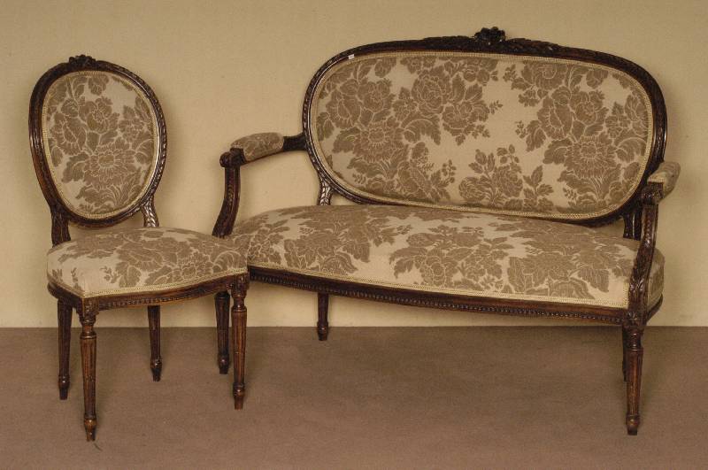 Sofa, Frankreich, um 1900, Louis-XVI-Stil, Buche massiv, nußbaumfaben, runde konische Beine kanneliert, ovale RÜckenlehne, Polsterung und Bezug ...