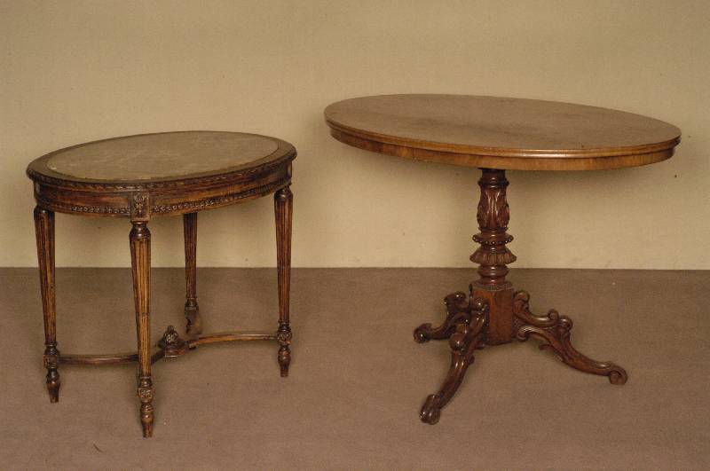 Ovaler Tisch, Frankreich, um 1900, Louis-Seize-Stil, Buche massiv, nußbaumfarben, runde konische Beine, kanneliert, Beine durch X-Steg verbunden, ...