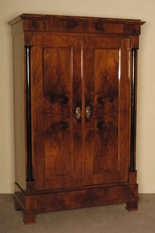 SpÄtbiedermeierschrank, deutsch, um 1860, Korpus Weichholz, Wurzelnußfurnier, gespiegelt verlegt, BeschlÄge sekundÄr, stark restauriert , Front ...