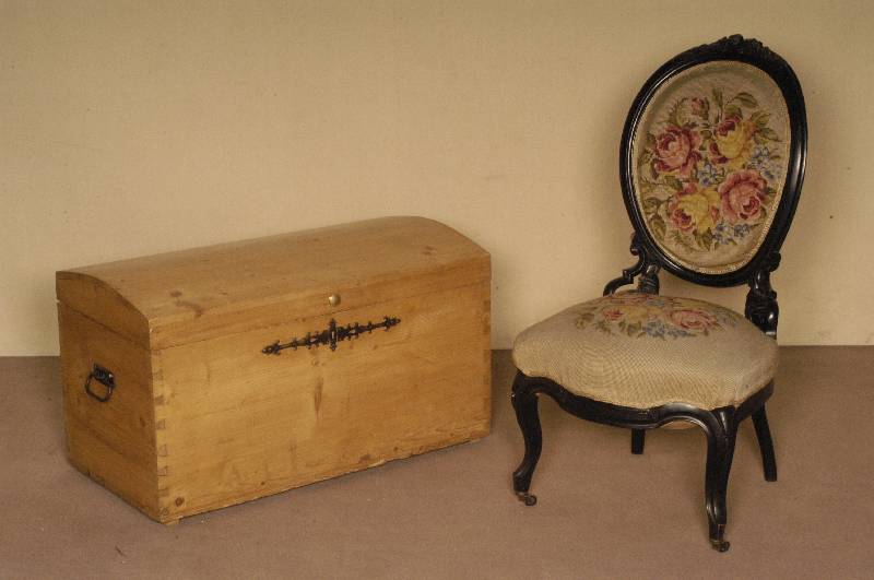 Runddeckeltruhe, deutsch, um 1880, Weichholz massiv, seitlich mit original Griffen, gelaugt und gewachst, SchlÜsselschild Schmiedeeisen, ...