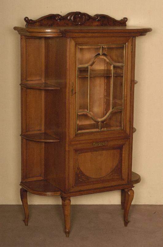PrunkschrÄnkchen, deutsch, um 1900, Jugendstil, Korpus Weichholz, Nußbaumfurnier, gebogene Beine, seitlich gebogen, mit 3 AblagefÄchern, ...