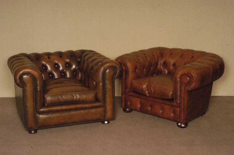 Chesterfieldsessel, wohl England, braunes Leder, geheftet und genoppt, loses Kissen, Gebrauchsspuren, ca. 65x110x88 cm, Sh. 40 cm, St. 57 cm, ...