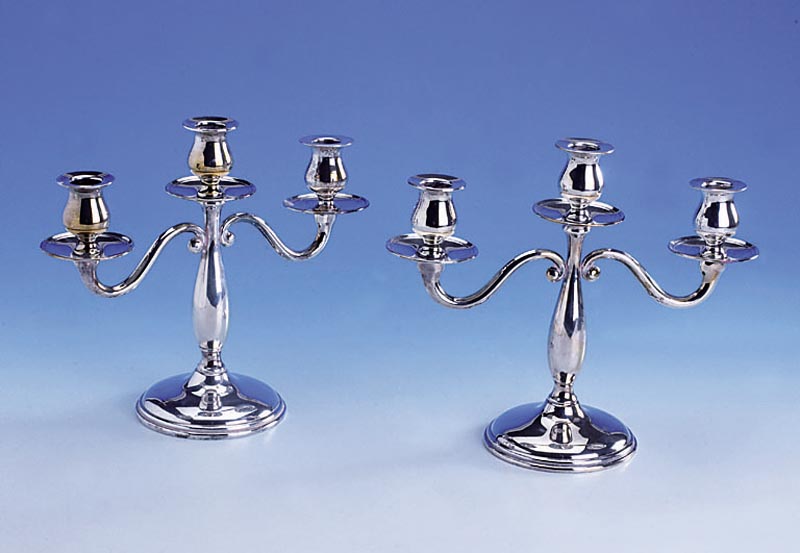 Paar Kerzenleuchter, 800er Silber, Italien, 3-flammig, FÜße gefÜllt, total ca. 990 g, H. ca. 22.5 cm, klassisch
