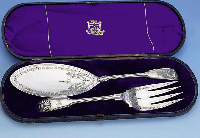 2-teil. Vorlegebesteck, Mappin & Webb, England um 1870/80, Metall versilbert, reich verziert und graviert, Bes.-Monogr., Orig.-Etui