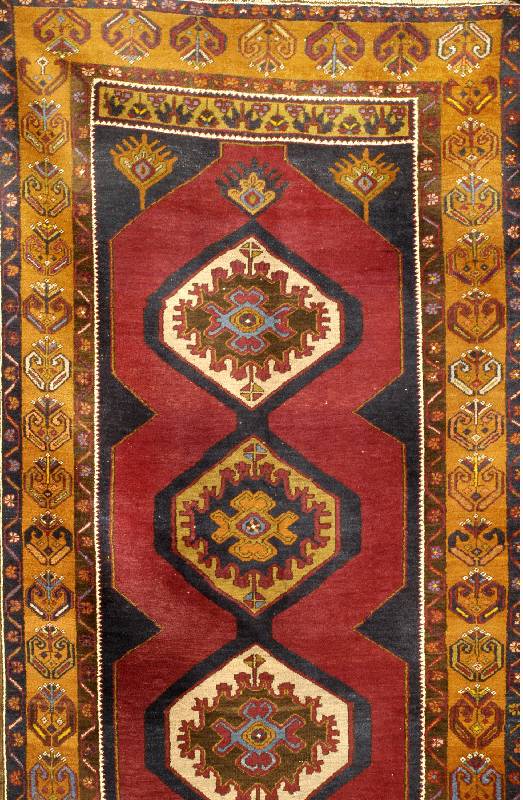 Konja, Türkei, um 1950, Wolle auf Wolle, Schätzwert: 990.- EURO, EHZ: 3. ca. 237 x 120 cm, schöne Farbgestalt. Guter Zustand.