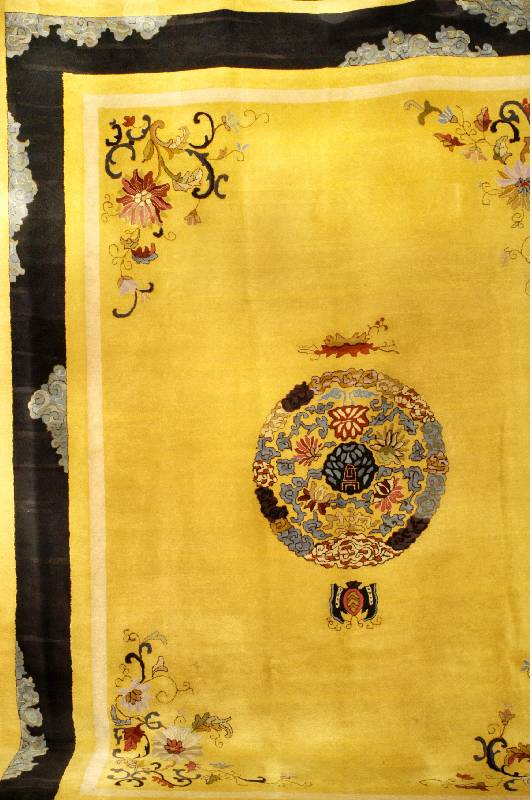Tetex, China, um 1930, Wolle auf Baumwolle, ca. 330 x 248 cm, Schätzwert: 3900.- EURO, EHZ: 3. Schöner China Teppich mit einen herrli chen gelbton ...