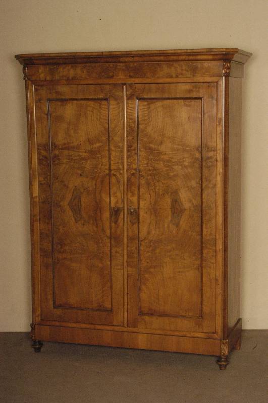 Kleiderschrank, mitteldeutsch, um 1870/80, Korpus Weichholz, Front auf Rahmen gearbeitet, sogenannte Rahmenfassung, Wurzelnußfurnier, doppelt ...
