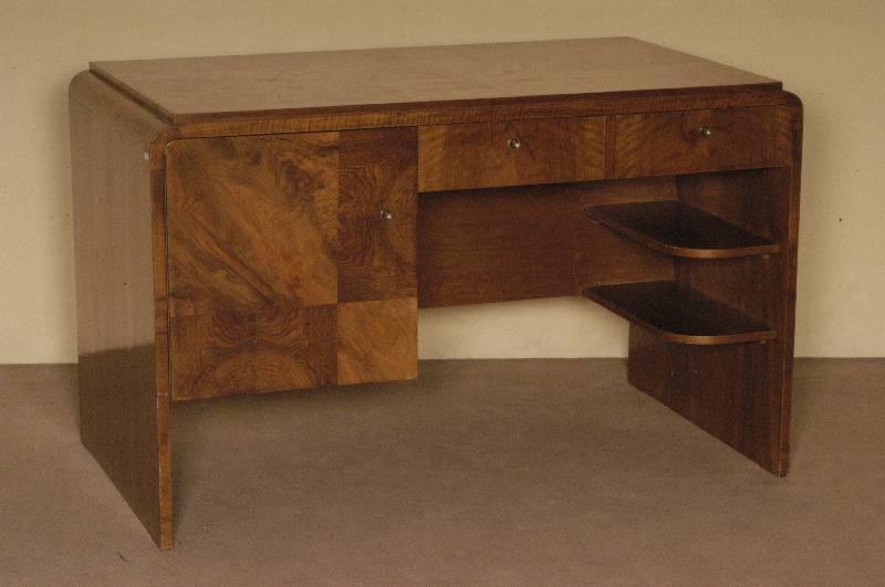 Schreibtisch, deutsch, um 1928/30, im Stil des HallermÖbels, Korpus Weichholz/Hartholz, asymetrisch, Ablege- und Schließfach, 2 Schubladen, ...