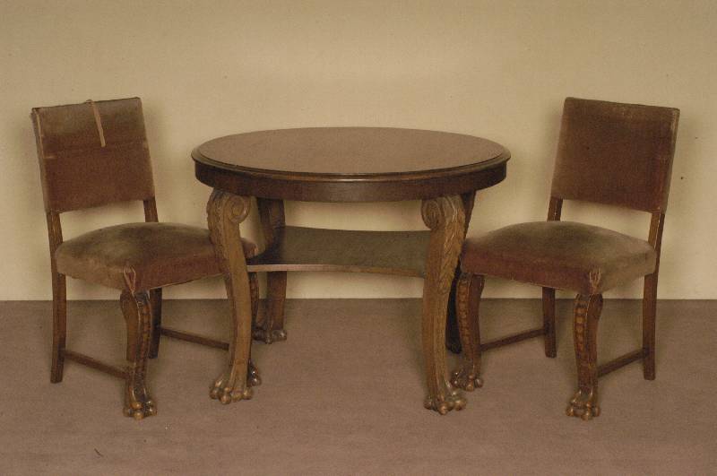 Herrentisch, deutsch, um 1910, Eiche massiv, Eichefurnier, Korpus Weichholz, Beine geschwungen, Akanthusblatt- und Schuppenverzierung, ...