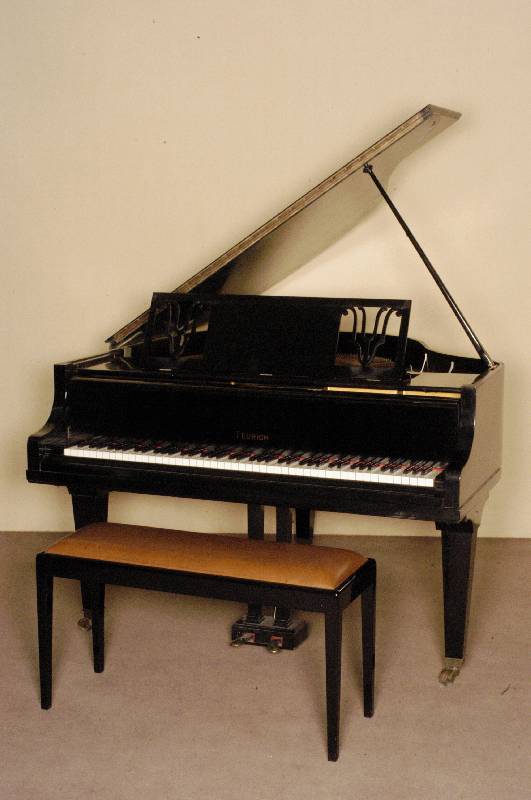 StutzflÜgel, deutsch/Leipzig, um 1920, Hersteller Feurich, Buche schwarz gefaßt, sogenannter StutzflÜgel, Boden 3-fach gerissen, sehr ...