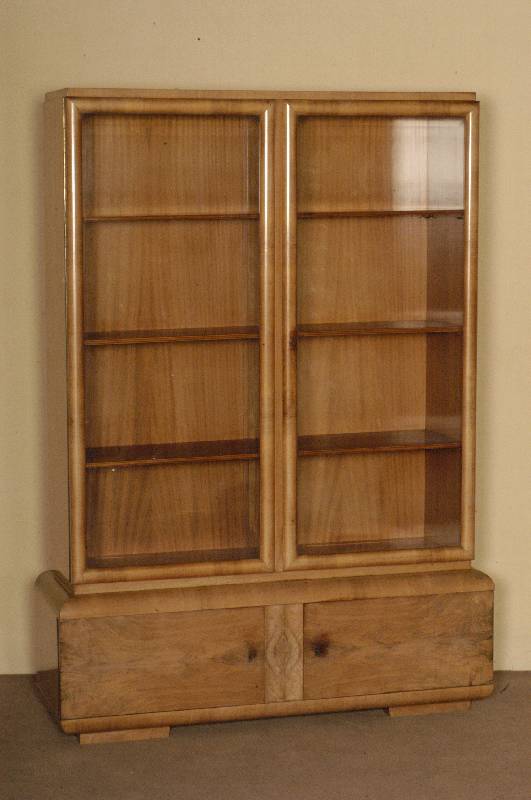 Vitrine, deutsch, um 1930, sogenanntes deutsches ArtDeco, Korpus Weichholz/Hartholz, kaukasisch Nußbaumfurnier gespiegelt, von sehr guter ...