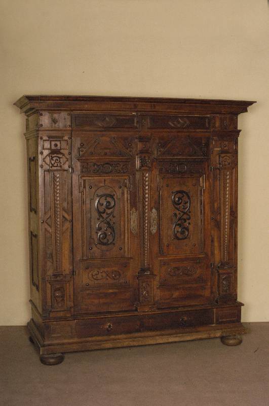 Kleider- bzw. Vielzweckschrank, sÜddeutsch/wohl Ulm, um 1870, nach dem Vorbild von 1642, Namensmonogramm, aufgelegte Schnitzereien bzw. ...