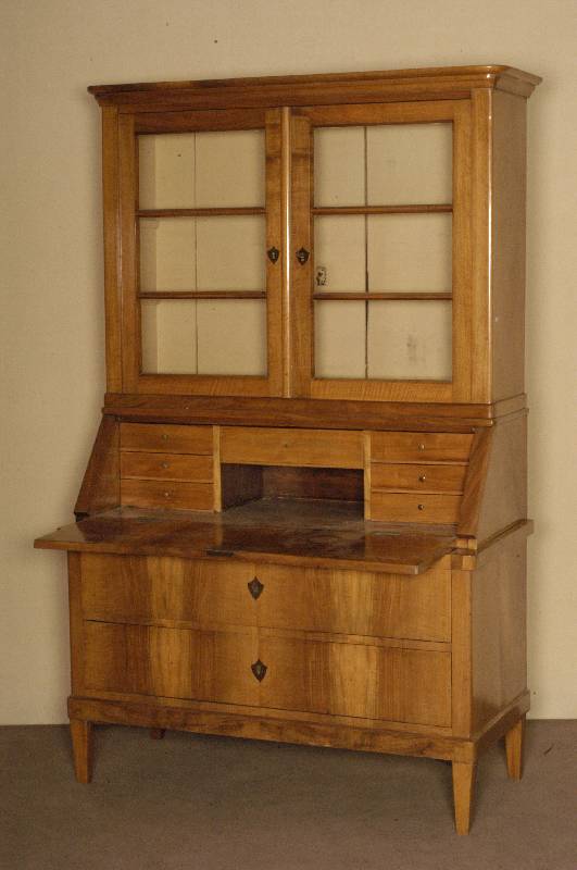 AufsatzsekretÄr, deutsch, um 1830/50, Biedermeier, Unterteil 2-schÜbig, Korpus Weichholz, Wurzelnußfurnier doppelt gespiegelt, Mittelteil in ...