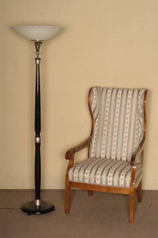 ArtDeco-Stehlampe, Frankreich/Paris, um 1920 , schwarzer Holzschaft mit silber gefaßten Zierelementen, ausladender farblos mattierter Glasschirm ...
