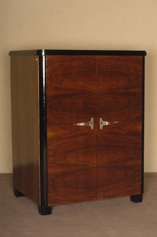 ArtDeco-Barschrank, Frankreich, um 1920, zweitÜrig, kaukasischer Nußbaum gespiegelt furniert, teilweise ebonisiert, innen rÜckseitig ...