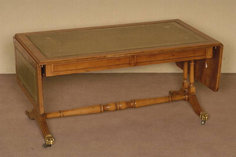 Couchtisch mit Wangen, England, gedrechselte Streben im Sockel, FÜße mit Bronze-LÖwentatzen geziert, einklappbare Wangen, Platte und Wangen mit ...