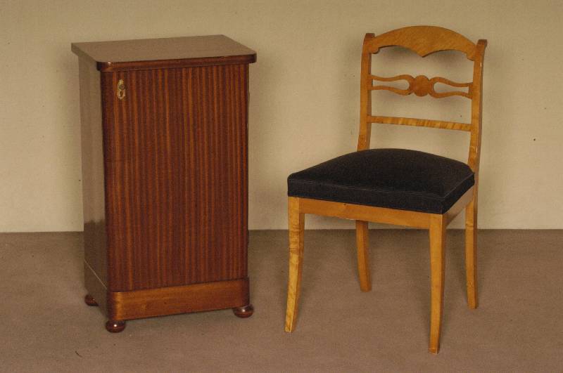 Nachttisch, DÄnemark, um 1920, Korpus Weichholz/Hartholz, Mahagonifurnier gespiegelt, zeitlos elegantes Modell, glatte Form, leichte ...