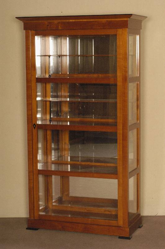Biedermeierstilvitrine, nach dem Vorbild von 1830/40, Korpus Weichholz, Kirschbaumfurnier, Kirschbaum massiv, RÜckseite verspiegelt, 2 kleine ...