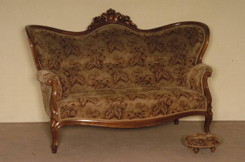 Sofa und FußbÄnkchen, deutsch/Pfalz, um 1840/50, NiederhÖfer MÖbel, mit original Klebeetikett, Nußbaum massiv, allseitig geschweift, ...