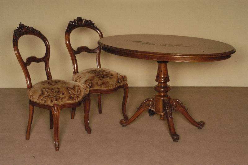 ovaler Salontisch, deutsch, um 1860/70, wohl NiederhÖfer MÖbel, Fuß Nußbaum massiv, FÜße geschwungen, in Veluten auslaufend, Schaft 3-fach ...