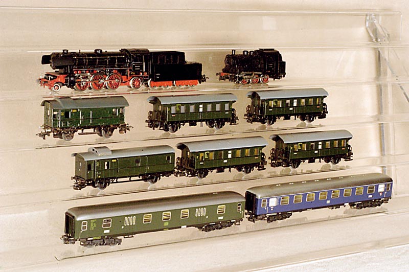Konvolut MÄrklin, 40er-60er Jahre, Spur HO, bestehend aus: 2 Dampfloks, 1 x DA 800, 1 x 89028, dazu Nr. 4080, 4067, 4079, 2 x 4002, 2 x 329/1, ...