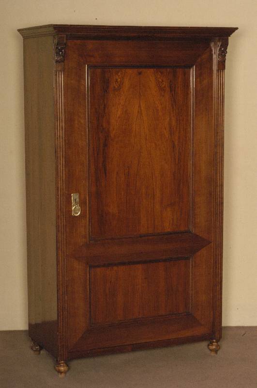 Schrank, um 1890, Nußholz furniert, eintÜrig, ehemals als WÄscheschrank genutzt, Alters- und GebrauchsschÄden, ohne SchlÜssel, ca. 172x99x57 ...