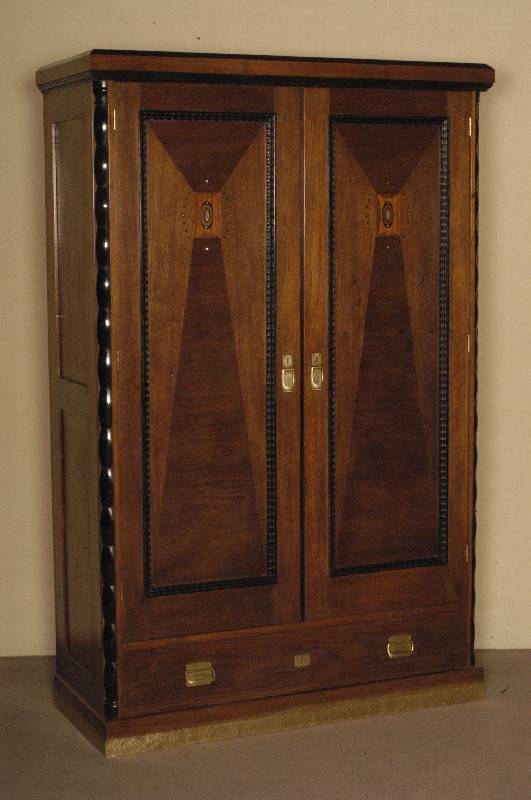 Schrank, um 1925/30, Eichefurnier mit Intarsien in verschiedenen HÖlzern, zweitÜriger Korpus mit Sockelschublade, Inneneinrichtung mit ...
