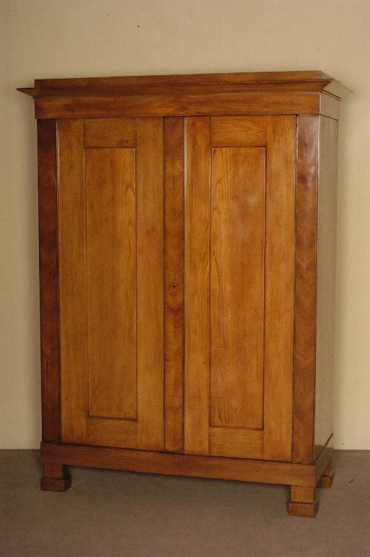 Biedermeierschrank, um 1850/60, Ulme furniert und massiv, Schlagleiste und Seitenlisenen mit lebhaftem Maserfurnier gearbeitet und von ...