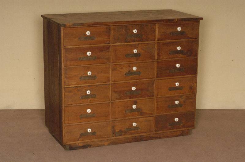 Arznei- bzw. Optikerschrank, deutsch, um 1880/90, Weichholz, zusammengesetzt aus Älteren Teilen, ursprÜnglich Schilde fÜr Beschriftung, ...