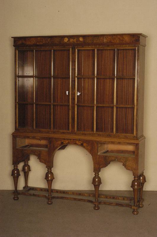 Aufsatzvitrine, wohl Ungarn, um 1920/30, Barockstil mit orientalischen Elementen, kaukasisch Nußbaum gespiegelt, Blumenintarsien, ...