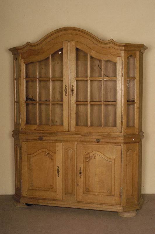 Glasschrank, deutsch, im Stile des Barock, Eiche massiv, in naturbelassenem Zustand, 2-tÜriger Unterbau mit verkrÖpften Seiten, gedrÜckte ...