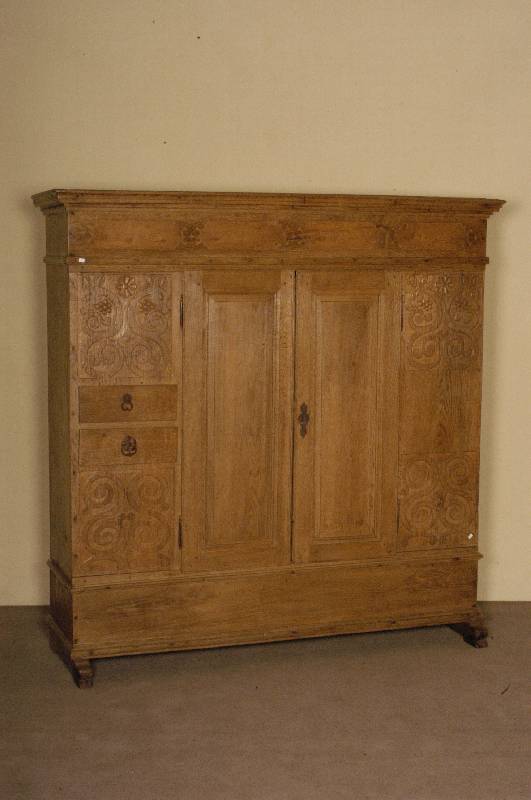 Schrank, deutsch, um 1900, im barocken Stil, Eiche massiv, naturbelassener Zustand, 2-tÜriges MÖbel, auf KufenfÜßen, frontseitig dezente ...