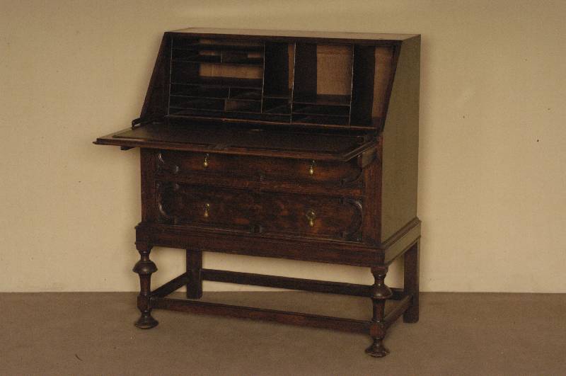 SekretÄr, England, um 1900, Jugendstil, Eiche massiv, 2 Schubladen, Klappe mit stabilisierendem StÜtzmechanismus, SchrÄgklappe mit sparsamer ...