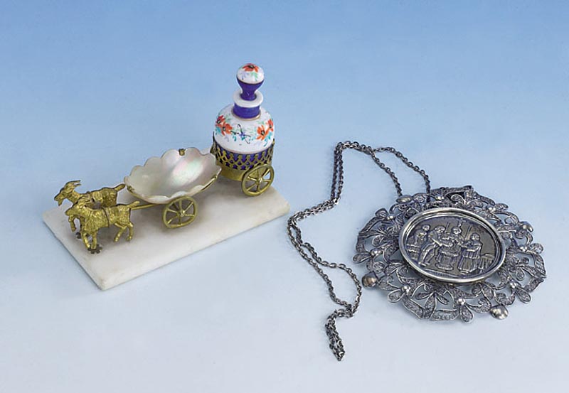 Ziegenwagen mit ParfÜmflakon und Schmuck- schale, um 1860, feuervergoldet, ParfÜmflakon Porzellan, Orig.-StÖpsel, Schale Perlmutt, ...