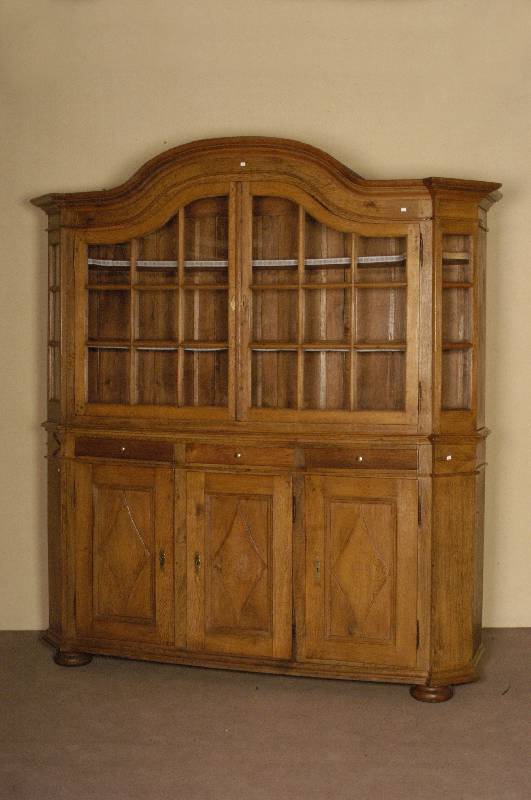 Aufsatzschrank, deutsch, um 1830, Eiche massiv, dreitÜriger Unterbau mit verkrÖpften Seiten auf gedrÜckten KugelfÜßen, TÜrinlets mit ...