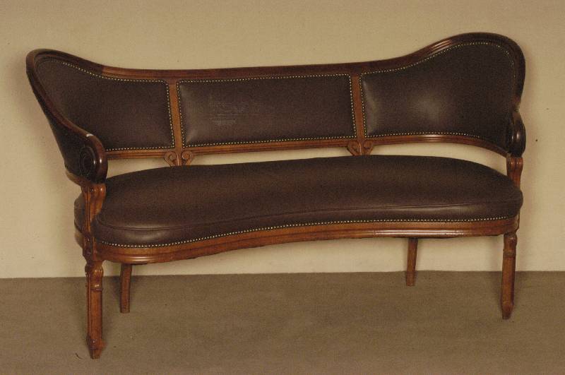 Sofa, deutsch, um 1900, neogothischer Stil, Buche, mittelbraun gebeizt, profiliert geschnitzte AusfÜhrung, RÜckenlehne mehrfach geschwungene ...